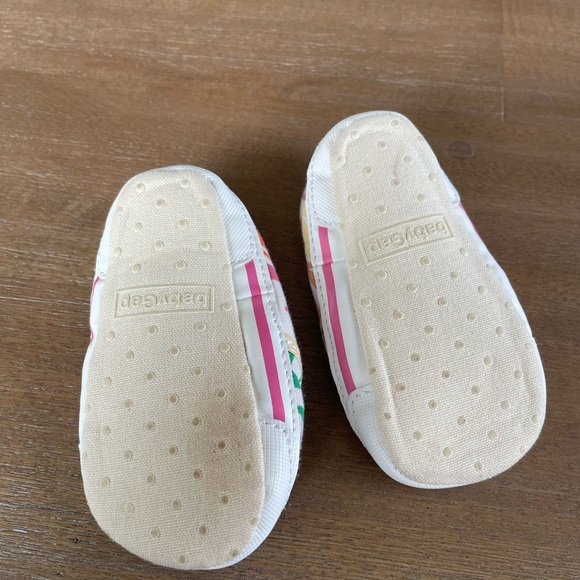 🎀  5 for $30 GAP Baby Tennis Shoes Flower Print 12-18M - Picture 4 of 4